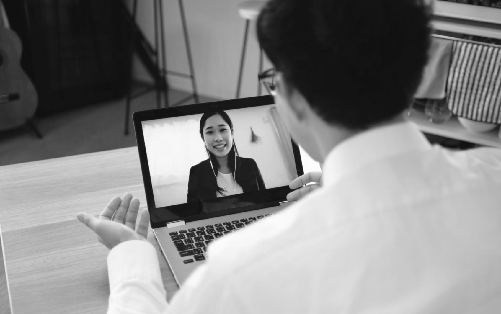 Professionelle Lernumgebung mit strukturierten Materialien für Geschäftskreativität