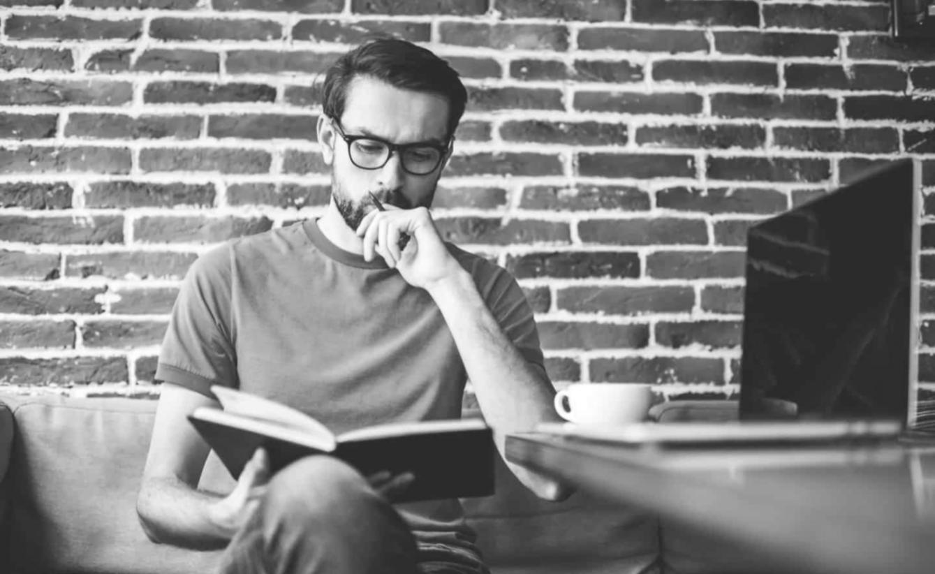 Teilnehmer arbeiten mit Webinar-Materialien und wenden gelernte Konzepte an